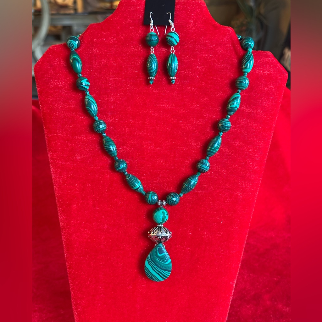 Malachite Gemstone Necklace & Earrings Set. What Beautiful Green Gemstones.